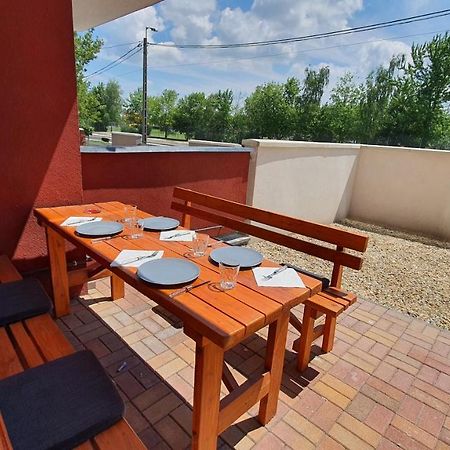 Aqua Apartman Tiszaujvaros Exterior photo