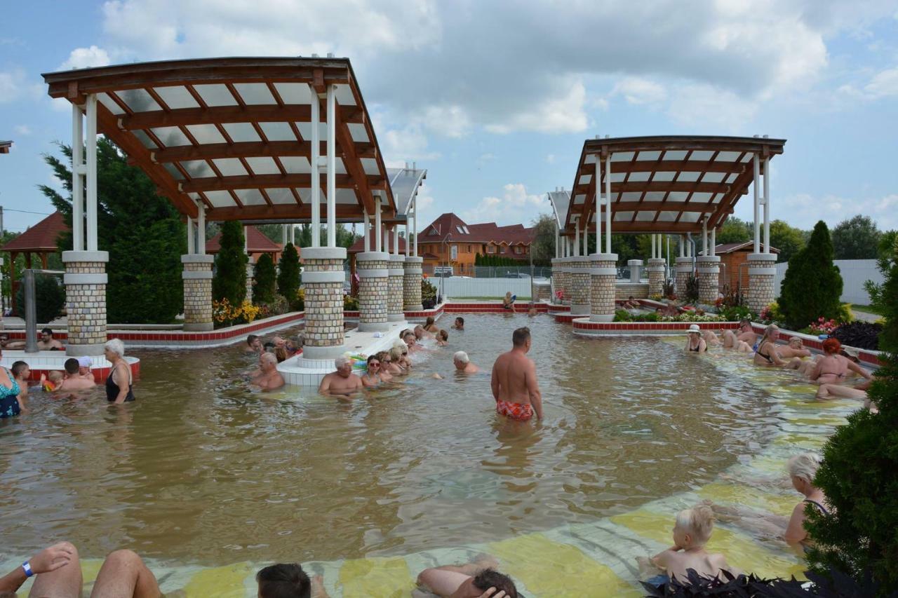 Aqua Apartman Tiszaujvaros Exterior photo